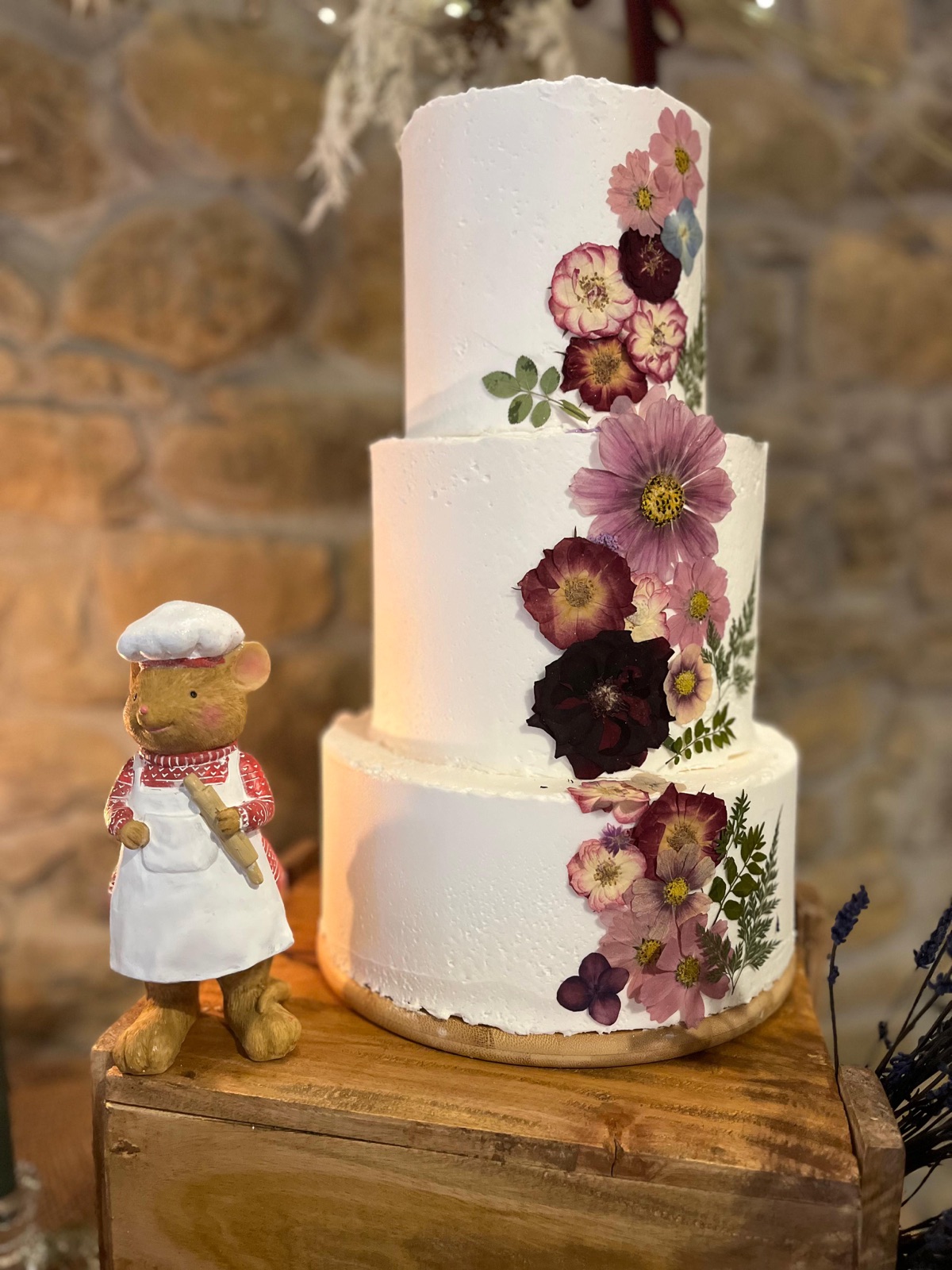 Tarta artesanal decorada con flores naturales prensadas