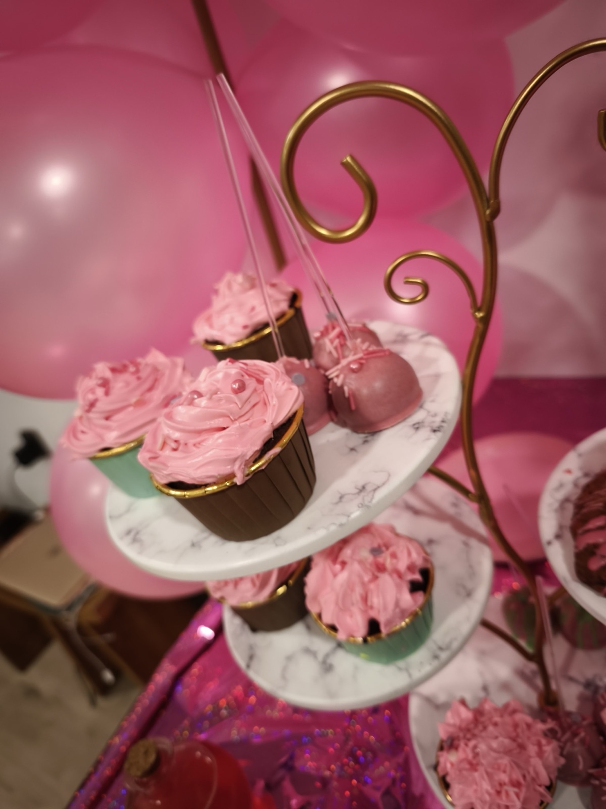 Cupcakes rosas en soporte