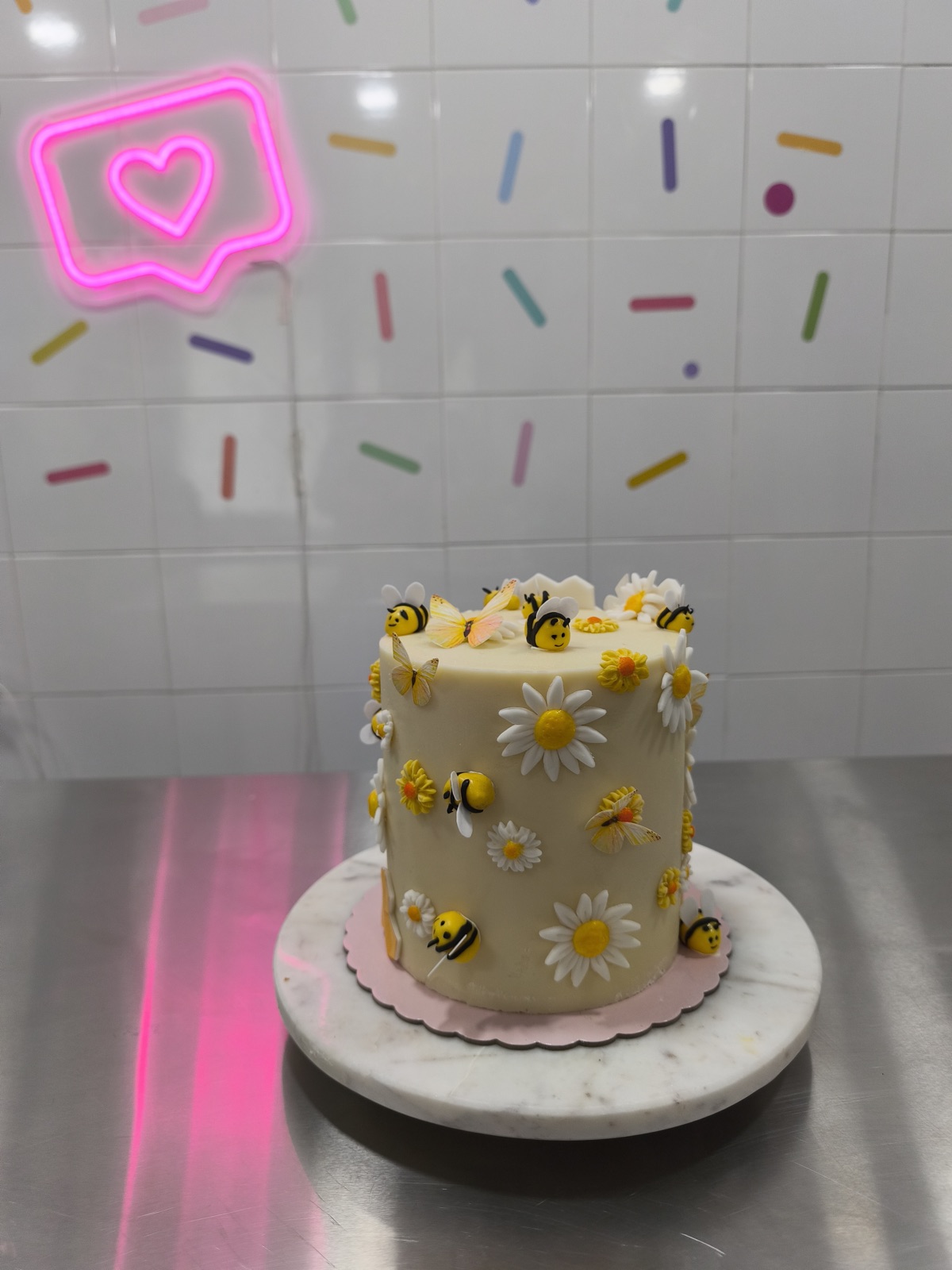 Tarta decorada con margaritas y abejas