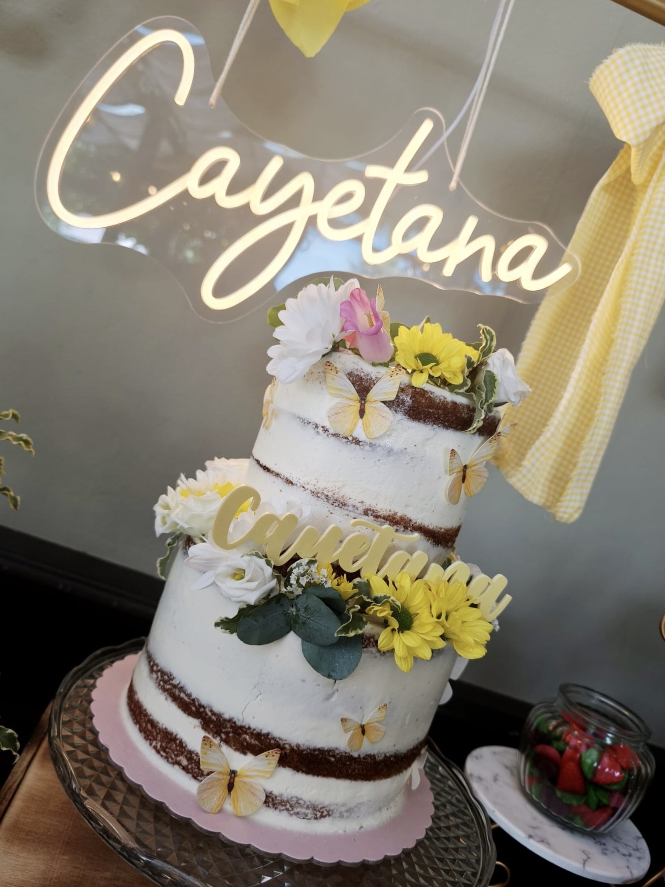 Tarta naked de Cayetana con flores y mariposas